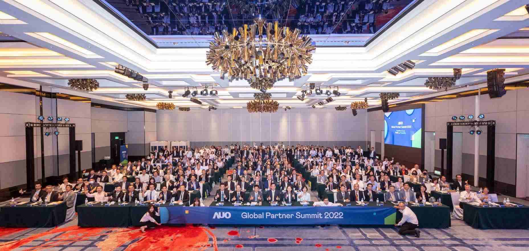 友達推動「安心、、創新、、用心、、同心、、、、盡心」五星職旅，，為菲籍員工打造全方位照護，，首度贏得「人權實踐與發展領袖獎」殊榮