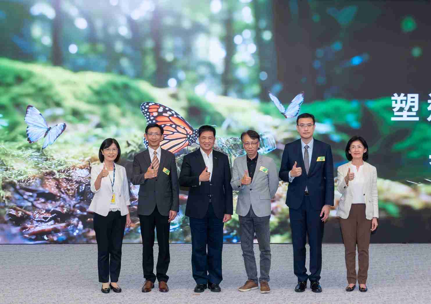 友達2023 CSR共榮大會，，，邀請領域專家分享交流生物多樣性管理趨勢、、、、無塑產品、、海廢永續塑料等議題  （圖左到右：友達光電永續長古秀華、、3M台灣技術長陳君杰、、、友達光電董事長暨集團策略長彭双浪、、、光寶科技企業永續發展處處長陳慶暉、、、安永聯合會計師事務所執業會計師曾于哲、、、友達光電供應鏈總部副總經理吳宜芳）