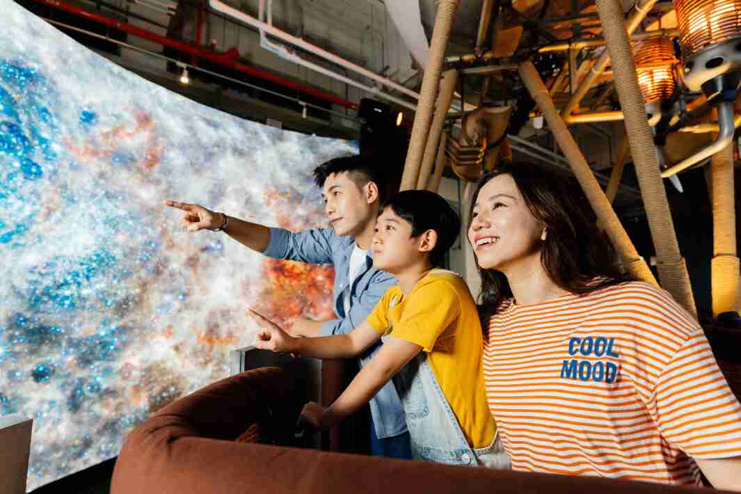 壹号平台打造全台最大宽6公尺、、高4公尺、、唯一搭载LED弧形拼接显示屏的动感飞行船，，，让乘客驻足在热气球上，，，，享受身历其境的伪出国旅游乐趣