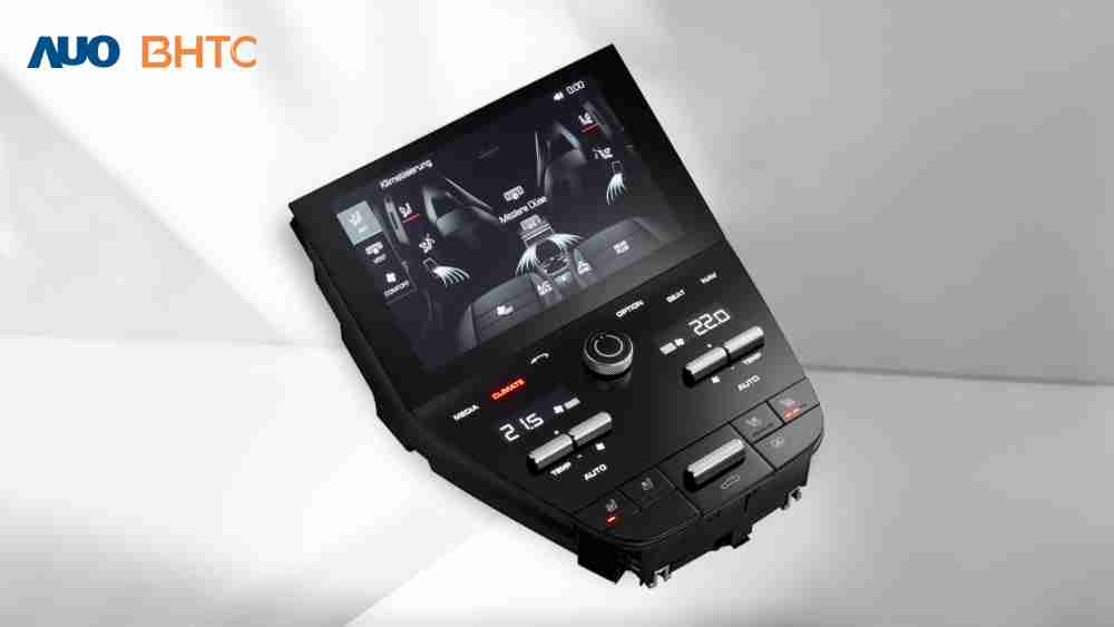 作為友達新生力軍，，，，BHTC所展示的中央與後座鞍部的Display HMI產品，，可處理多區恆溫控制、、、顯示畫面，，呈現仿真3D車室分區；以力傳感技術精準傳遞觸感，，並結合音量及震動反饋，，，，防止意外啟動，，提供使用者自然流暢、、直觀且輕鬆駕馭的舒適介面